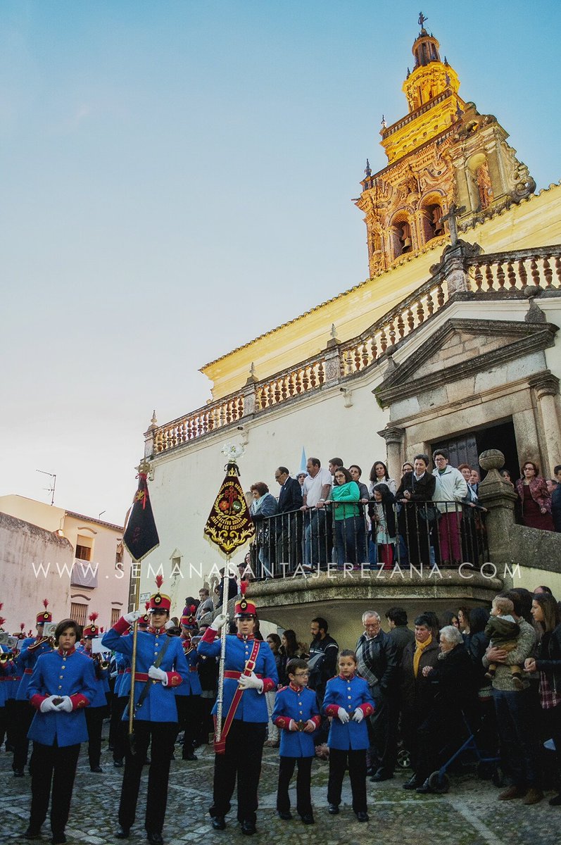 ssantajerezana's tweet photo. 30 años de historia de una a otra bandera #SemanaSanta #JerezdelosCaballeros #CaballeroCofrade2006 @AMMaestroSousa https://t.co/xrNS5ErvyS