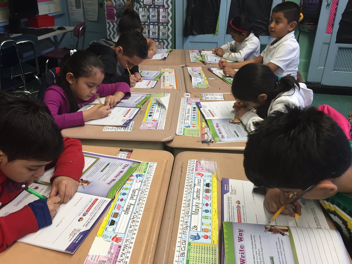 2ndGradeJKO's tweet image. #class201 learns to measure with a centimeter model! #2ndgrade #gomath #manipulatives #mrsgrubstein @PS66JKO