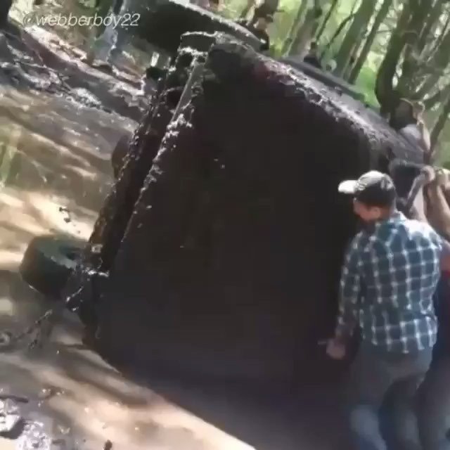 4x4unityapp's tweet photo. Now this how to roll a truck back onto the trail #squad #rollover #4x4unity #1stop4x4app #4x4unity Watch #Instavide… https://t.co/CsPeX9euOw