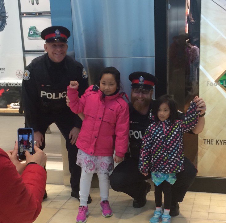 Transit_Patrol's tweet photo. Always exciting 2 get out and meet the next generation while on patrol! #face2face #community #allsmiles @ShawnGeris https://t.co/sHpQql2Ser