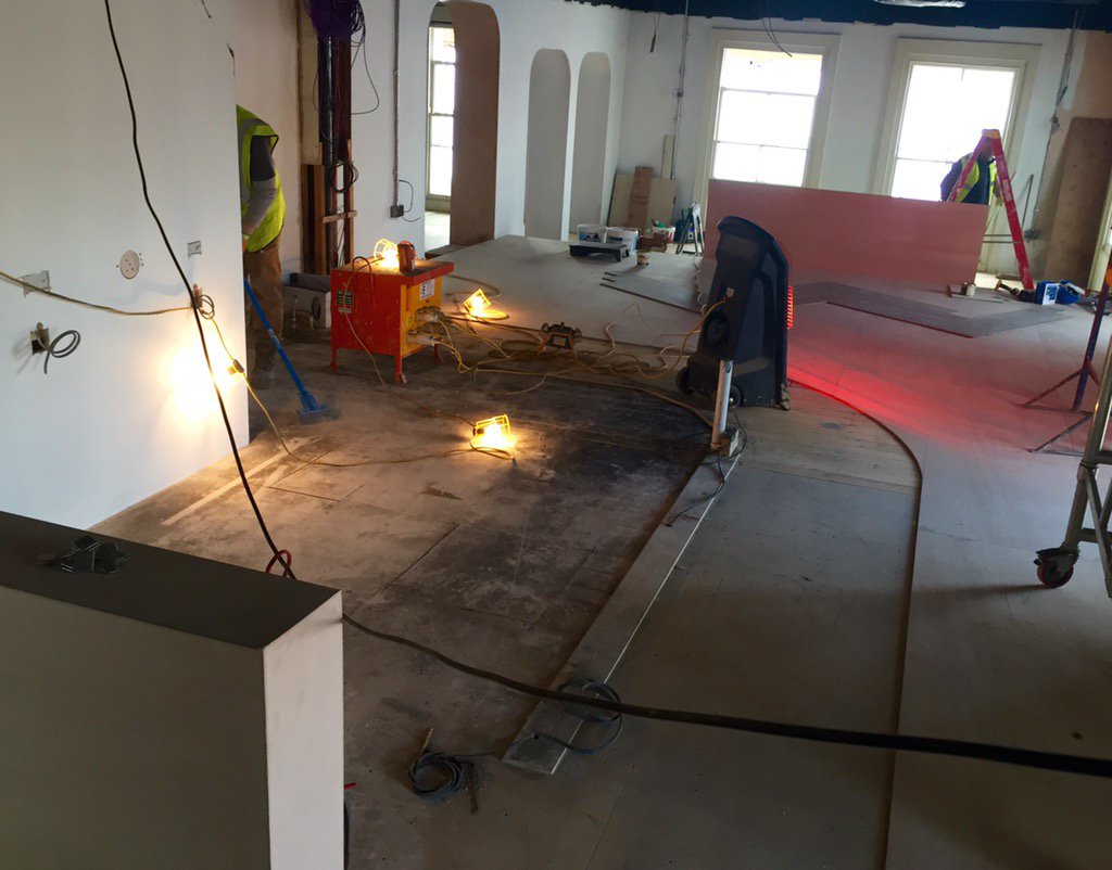 BornHungry71's tweet image. The curve of the new restaurant bar visible @pierharwich #harwich #seaviews #twinestuary