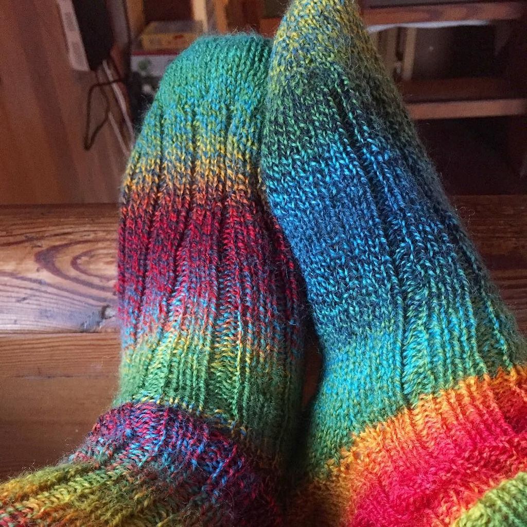 UlricaLoeb's tweet image. Färdiga sockar! #midsumknit2016 #zauberball #toeupsocks