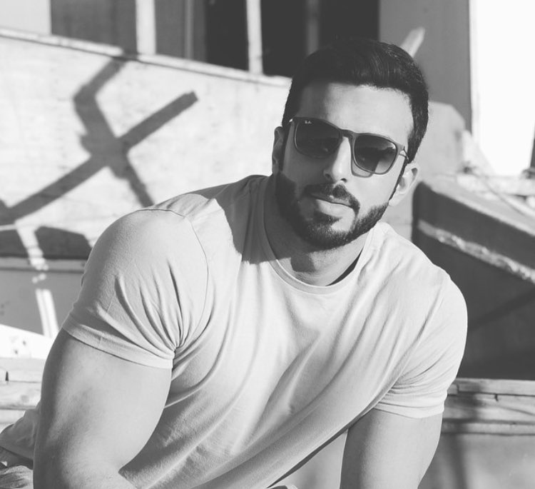 الاسم: خالد الملحم.
البلد: السعودية 🇸🇦
العمر: 28 عامًا.
المهنة: عارض أزياء .
الطول: 183 سم.