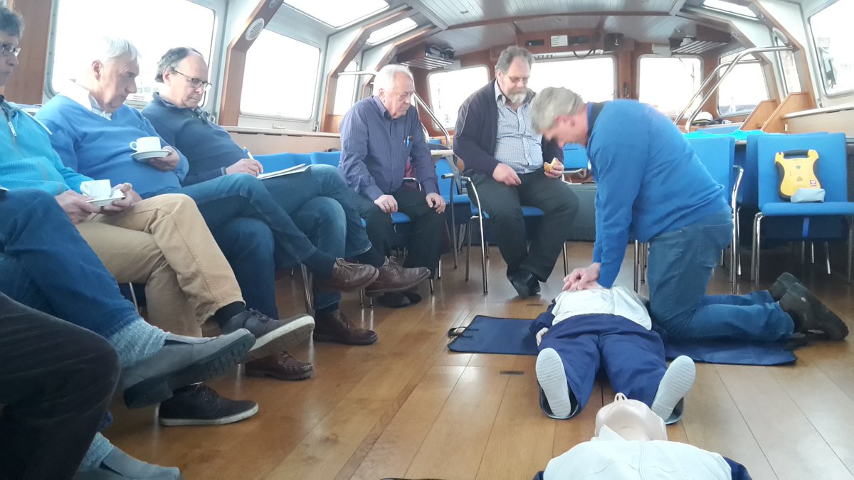 AlleJanHeida's tweet photo. AED reanimatie cursus voor onze vrijwilligers aan boord van de #msmarkol in #Grou Docent Edwin Pietersma https://t.co/ceT2Y1KBSC