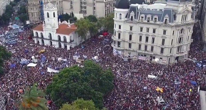 PrimeraLineaArg's tweet photo. [VIDEO] #NotasTV A 40 años del golpe: la memoria en la calle https://t.co/Y0fuTYKdpG https://t.co/Qco6e4NsWa