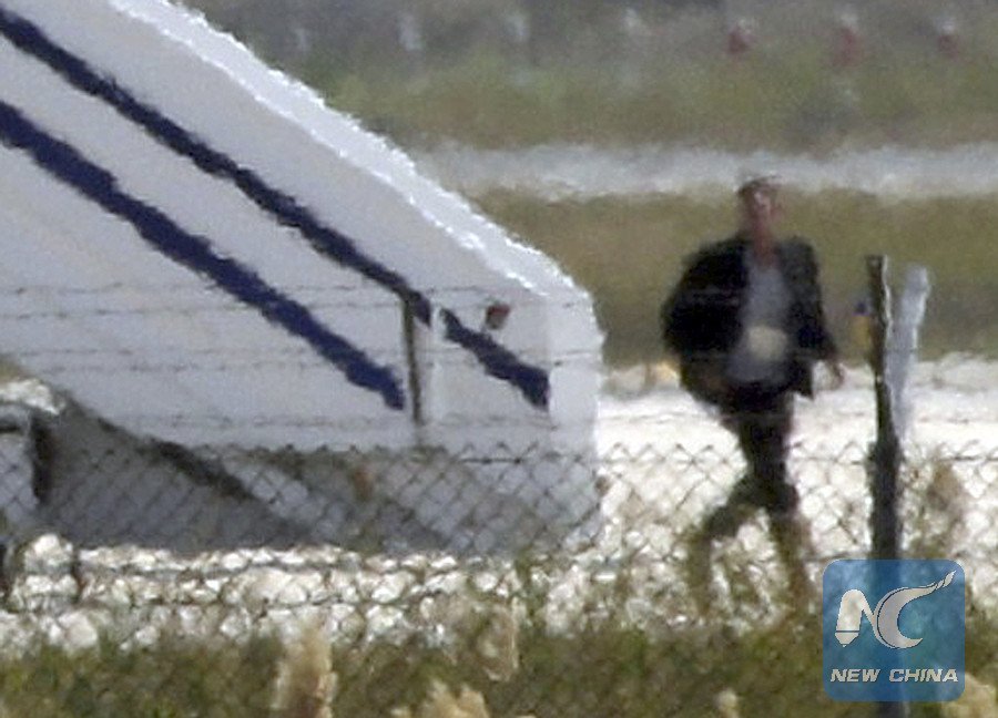 XHNews's tweet image. #EgyptAir hijacker arrested, all passengers freed: Egyptian official (Reuters pic) xhne.ws/wSiJG