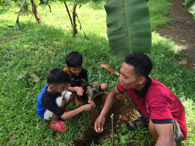 DesaLebak's tweet photo. Luarbiasa, anak kecil aja peduli lingkungan masak kamu nggak? @VisitJepara @JeparaHariIni @ILoveJepara https://t.co/tTuLE4d6mm