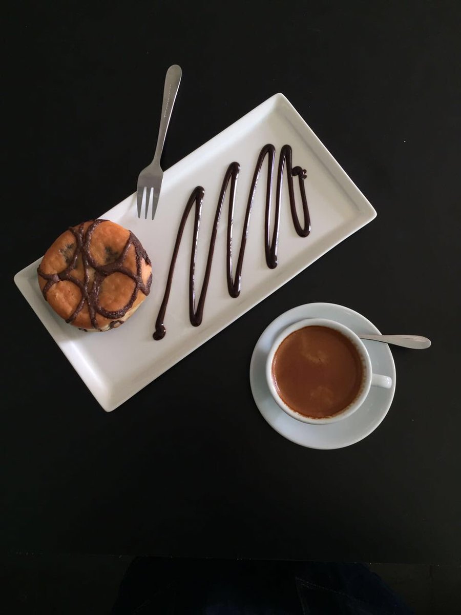 Empezando el día con un espresso doble y dona de chocolate! Los esperamos! Ramón Carnicer 75 #ParqueBustamenate