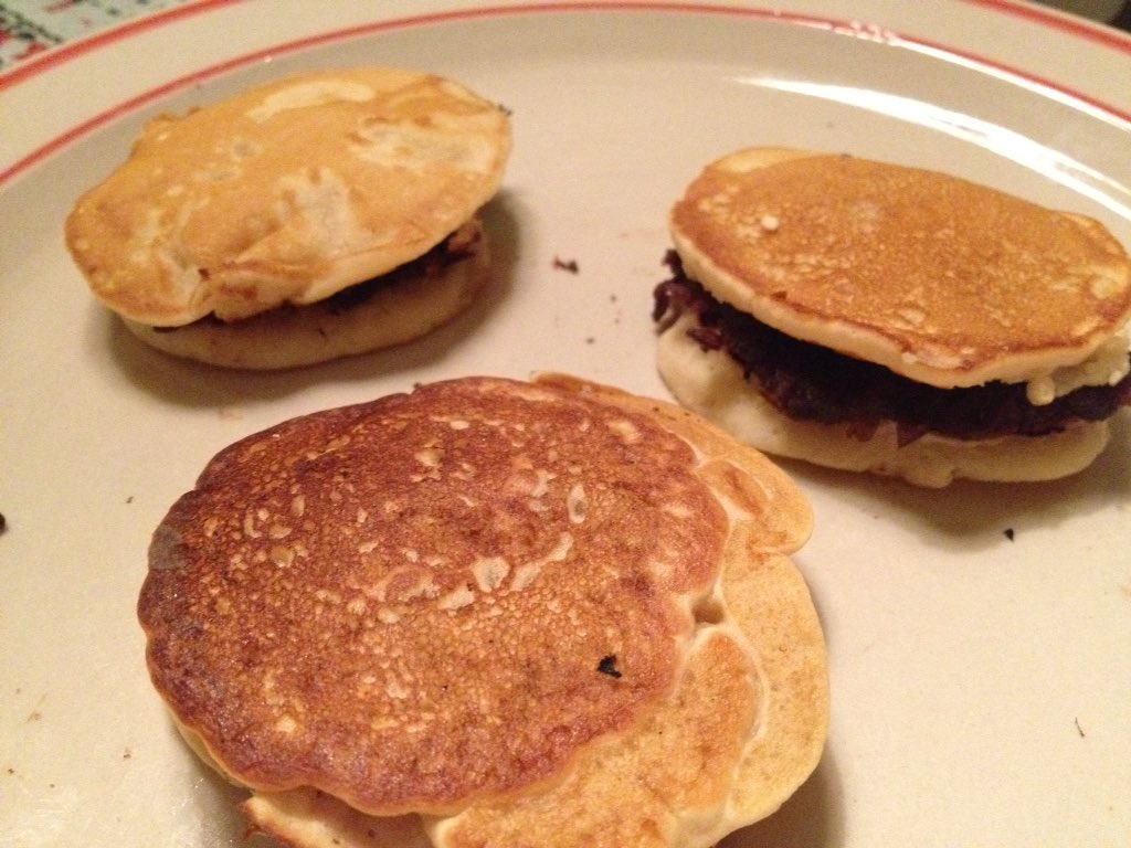 小豆から作るアンコから生地までぜーんぶセブで調達した食材だけで作ったどら焼き！トヨさんのレシピ頂き（パクリ）ました（笑）。トランジットゲストハウスの新たな名物になるのか