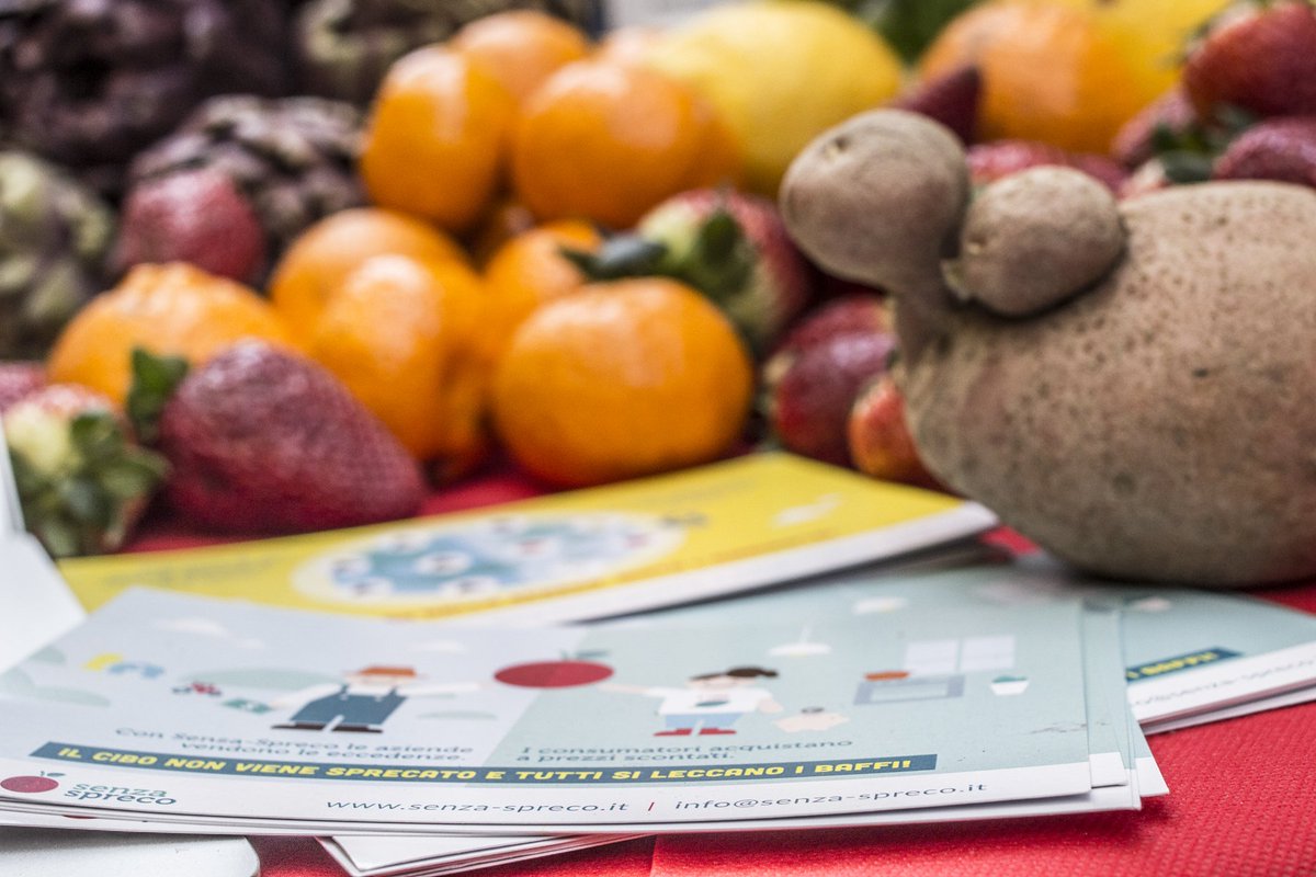 senzaspreco's tweet photo. Foto del nostro intervento a @mimandaRai3 sulla nostra piattaforma contro #sprecoalimentare https://t.co/U1IVckYZvJ https://t.co/5DjqYx2aqy