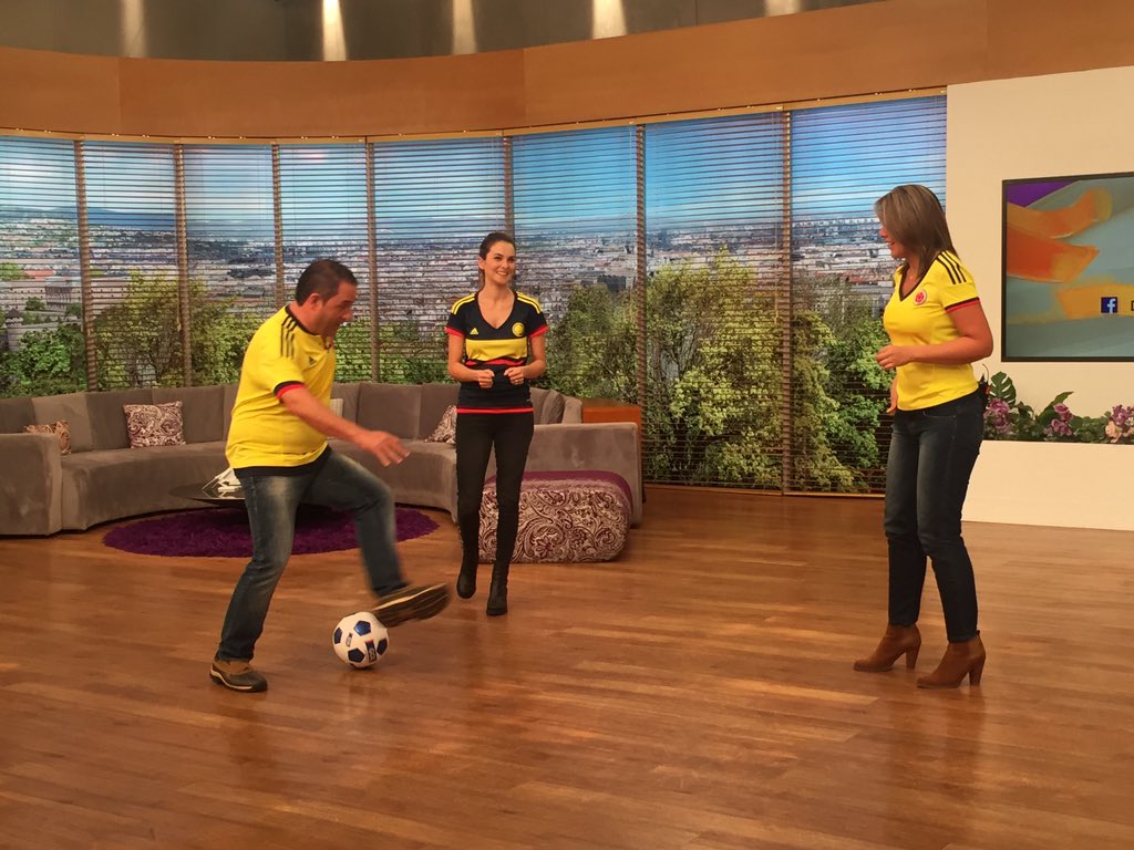 DiaaDiaCaracol's tweet photo. Hoy estamos conectados con el sentimiento tricolor en #DíaaDía #VamosColombia https://t.co/il46eES45d