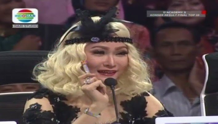 Indosiar's tweet photo. Begini penampilan yang benar komentar Bunda @daratista_inul untuk @DA3_Ismail malam ini. #DAcademy3 https://t.co/vveMdCahaD