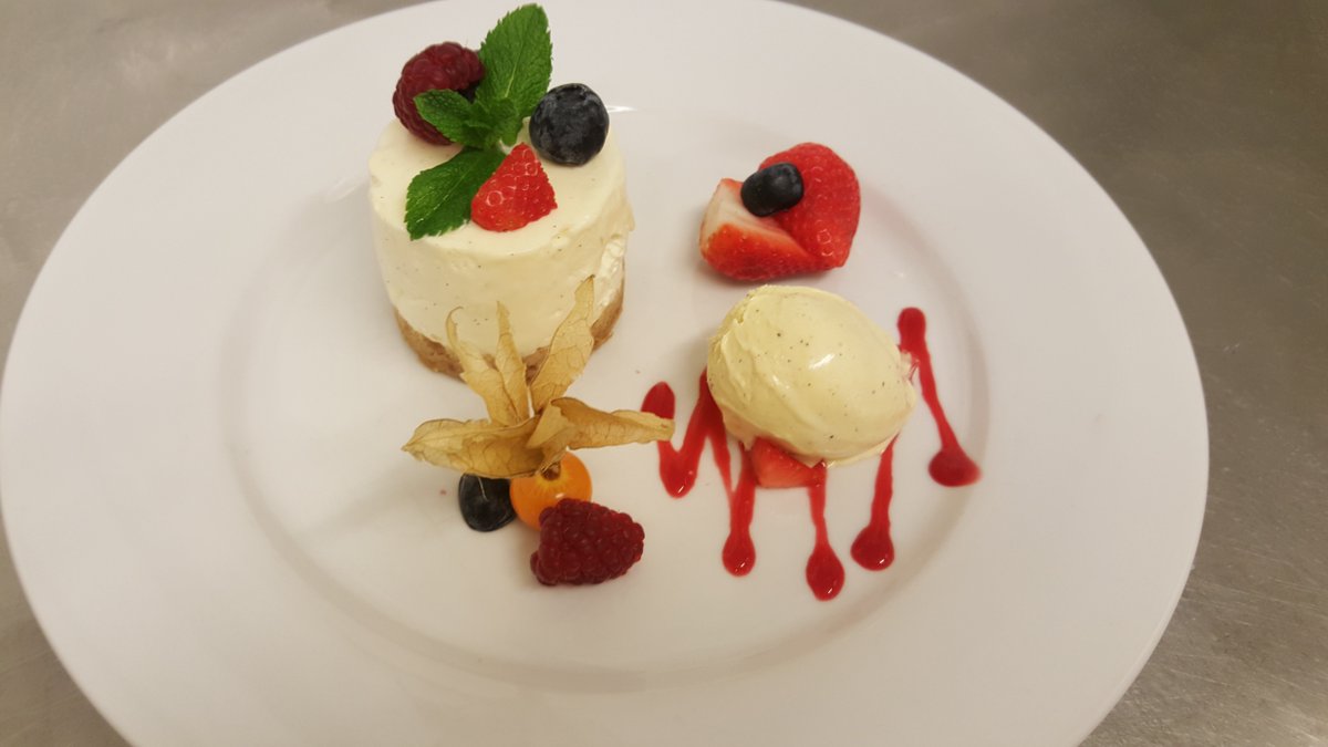 ManagerBay's tweet photo. Dinner is fast approaching pop in for an amazing meal and some drinks.
#eat #dinner #chelmsford #bayhorse #drinks https://t.co/QtdW24cJdH