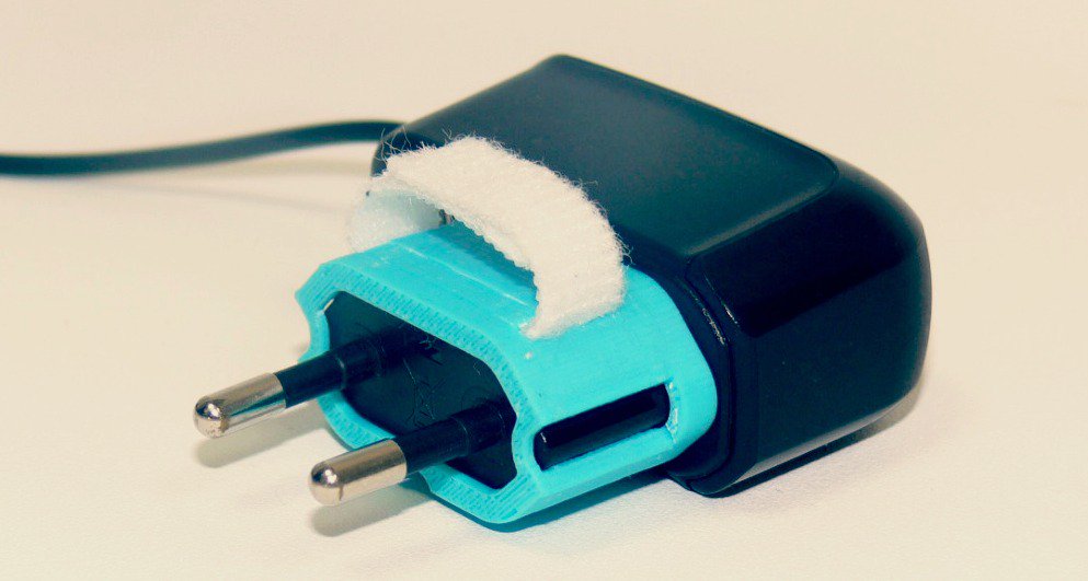 NicolasCatard's tweet photo. #FINDGER Une classe de 3ème conçoit une coque pour personnaliser son chargeur de portable https://t.co/BIxBt4lwdZ https://t.co/pktDNke8Yu