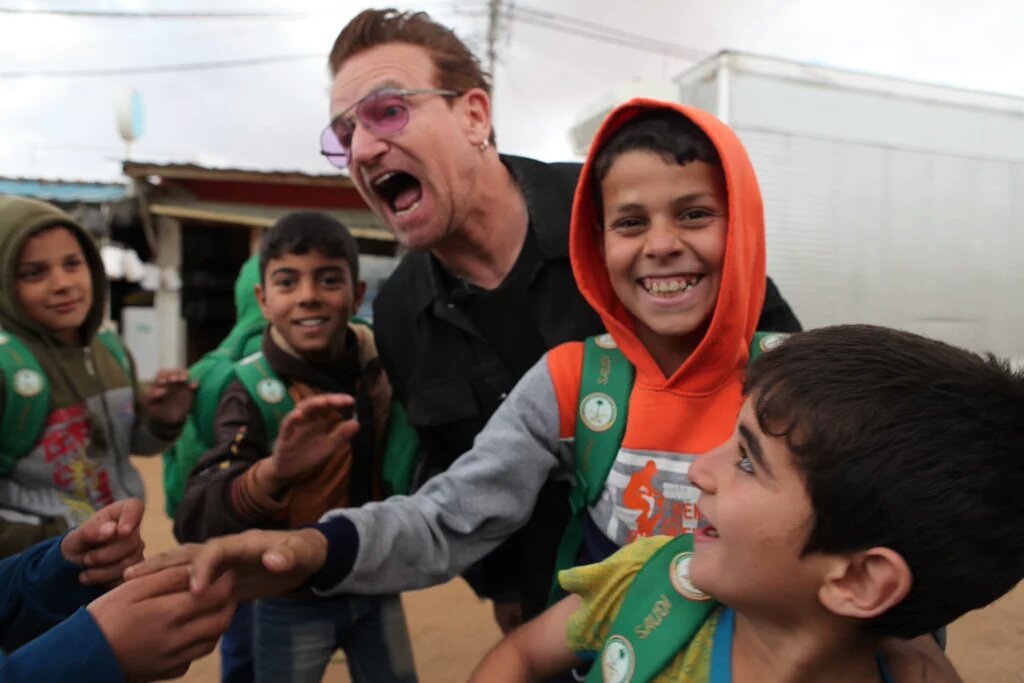 MusicForeverIta's tweet photo. Bono ( @U2 ) in Zaatari Refugee Camp 👏👏 https://t.co/YKQYnXtvXb