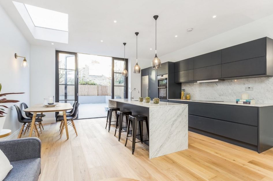 RamptonBaseley's tweet photo. Stunning, 5 bed family house to rent on premier road leading off #ClaphamCommon https://t.co/gcbK73O6aI https://t.co/BmaeEpfmY0