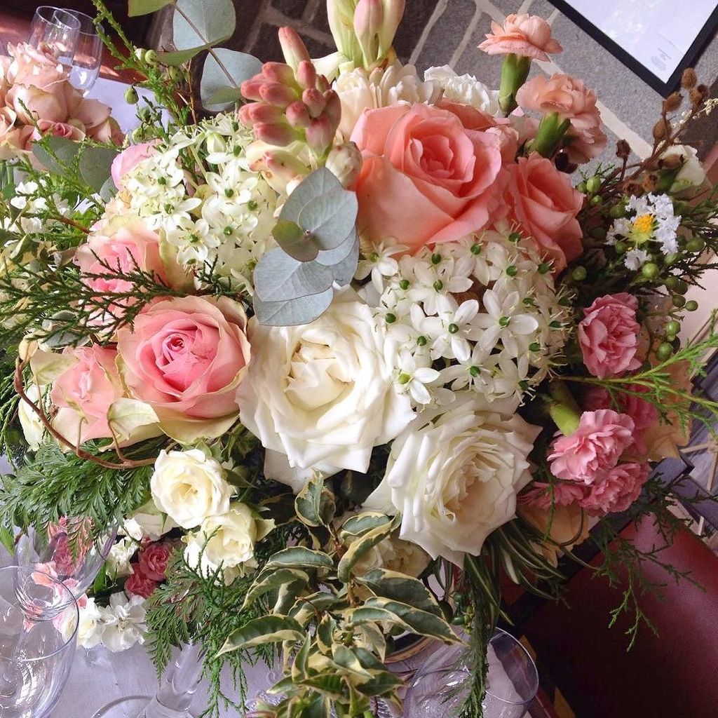 ValentinaDdiaz's tweet photo. E é a infinita possibilidade de misturas e novos resultados que nos fascina ✨ #mefstudio #flowers #flores #arranjos… https://t.co/7LDKMfNLqD