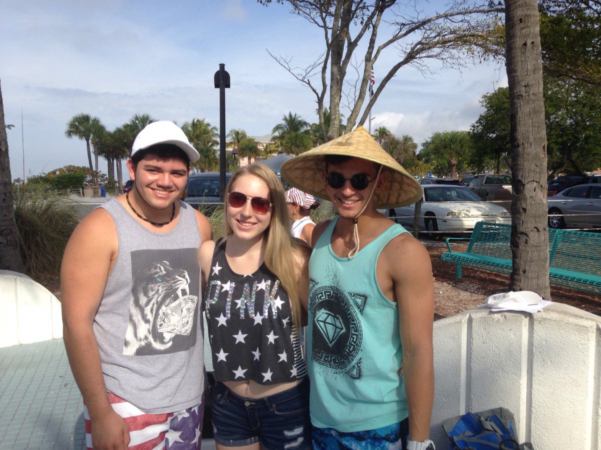 drugfreeswfl's tweet photo. Prevention on the Beach! #talktothehat #refuse @saddclubcchs https://t.co/CbTHqkfTPo