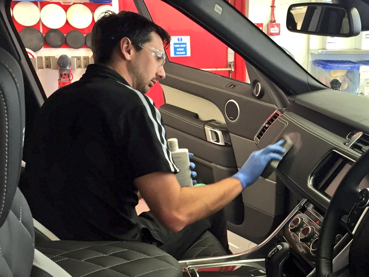 MarkAtAutoglym's tweet photo. Barney showcasing the @autoglym products on the @aspirebespoke Range Rover #AspireVideoDay #ConnectOnCamera https://t.co/3mycIS7JpN