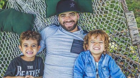 ElNacionalWeb's tweet photo. El tierno gesto del  hijo de Nacho con un indigente https://t.co/hW0cggu5eu https://t.co/5VJ0XxZeuC