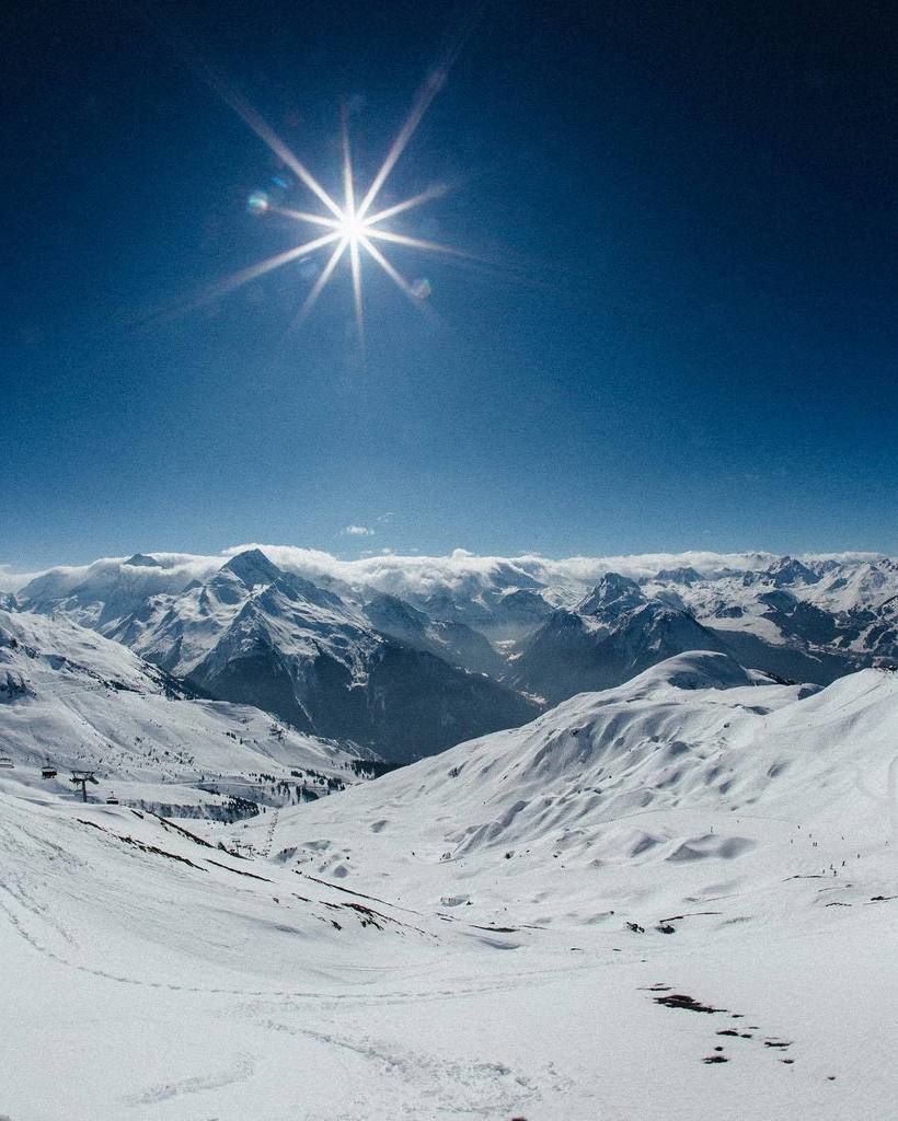 MontagneJadore's tweet photo. The sun, the snow. #wackytour #wackysheep #nosleep #guaranaenergy #france #paradiski #laplagne #neige #ski #snow #w… https://t.co/juMIR2Jrz5