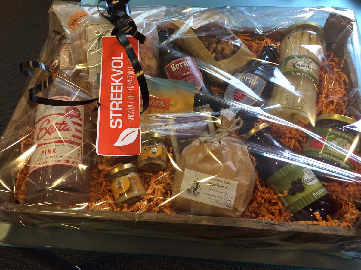 Mooie mand streekproducten voor echtpaar Theunisse-Timmers dat vandaag 70e (!) trouwdag viert.