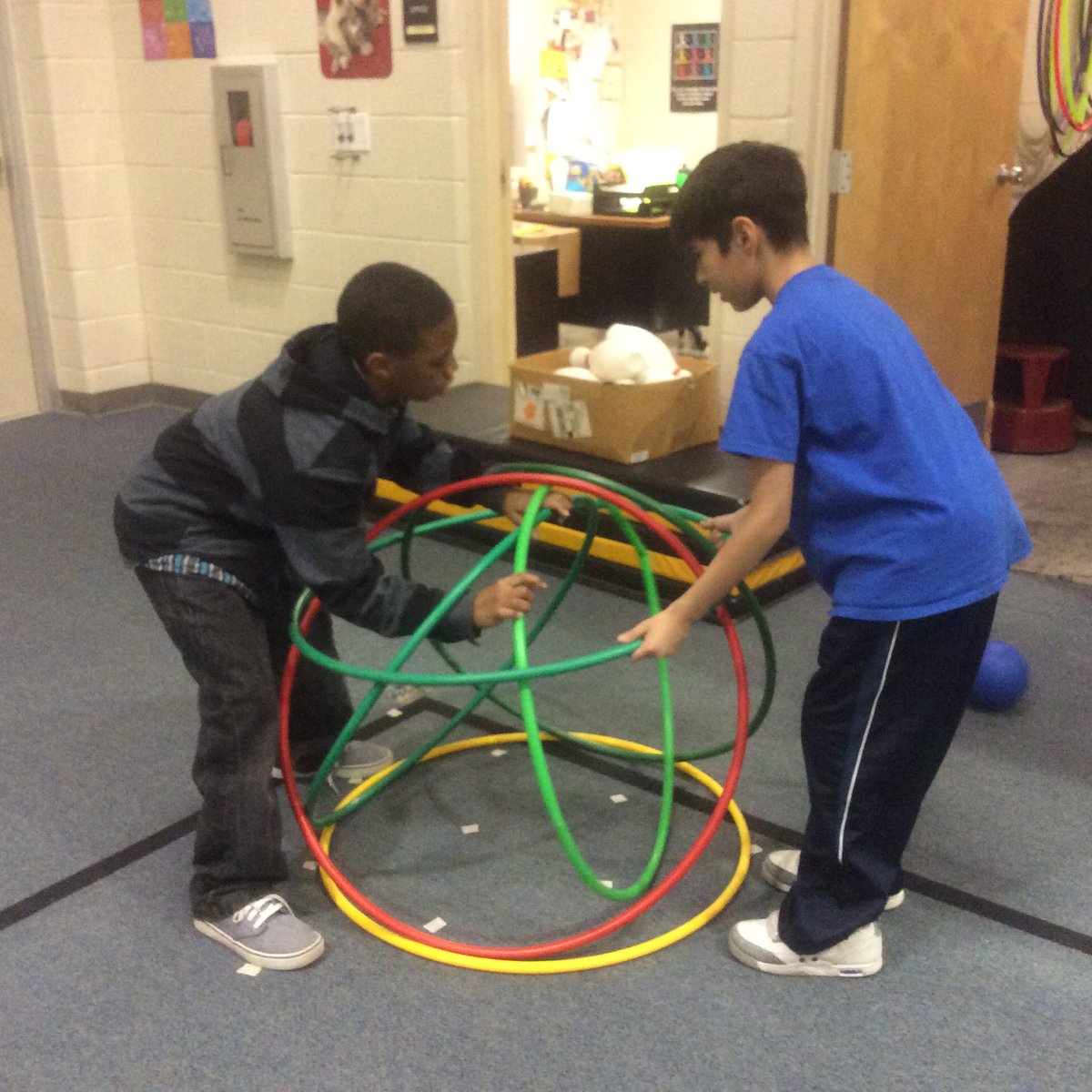DacusJennifer's tweet photo. 4th Grade constructing their orbit ring! #teamcomanche512 #Buffaloes https://t.co/yumztbqFBN