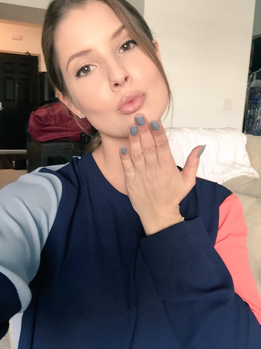.RT @AmandaCerny Kisses from the misses?? https://t.co/aEn9II94Gq