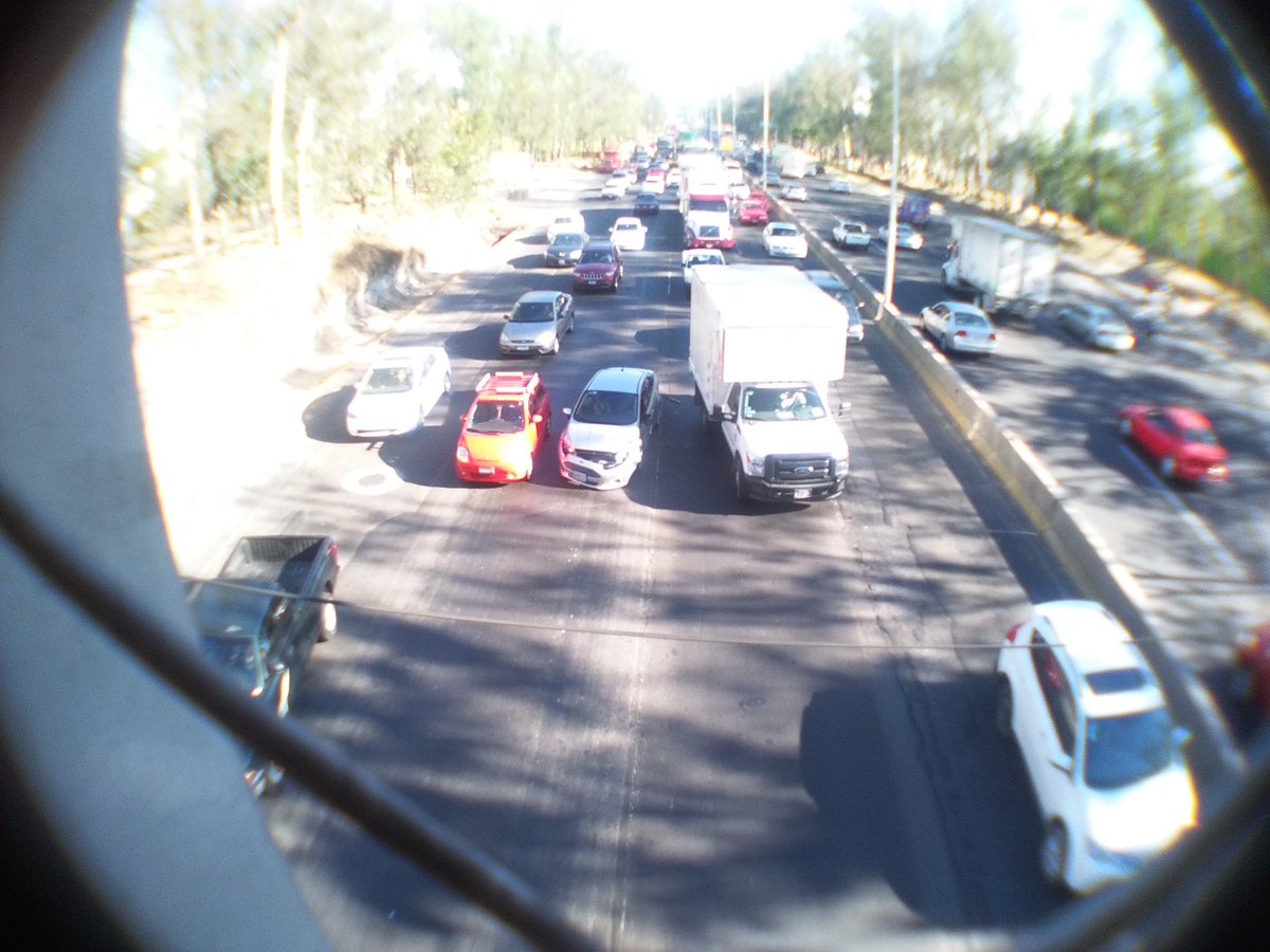 CortsPablo's tweet photo. Periferico a la altura de ciudad judicial vehículo chocado carril central periferico obstrulle @Trafico_ZMG https://t.co/qH0RCY0P9a