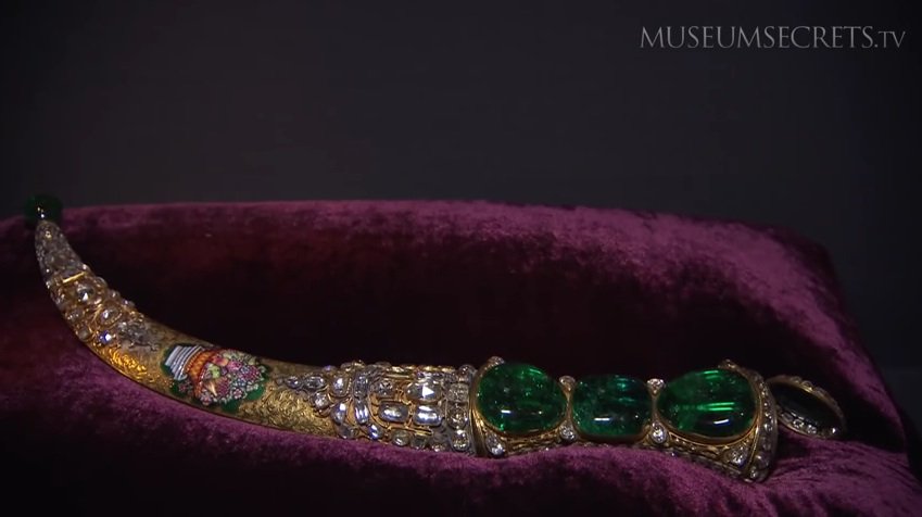 MuseumSecrets's tweet photo. Bedazzled armour + weapons fit for sultans, watch:  #TopkapiPalace #Turkey #MuseumWeek  https://t.co/XQfc4xArbR https://t.co/Z0EdfgjSBN