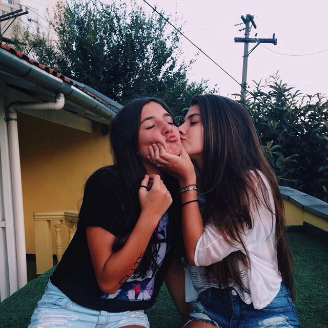 AFalsinhaa's tweet photo. Marca aqui sua amiga que você ama mais que chocolate https://t.co/HBPbikBGeZ
