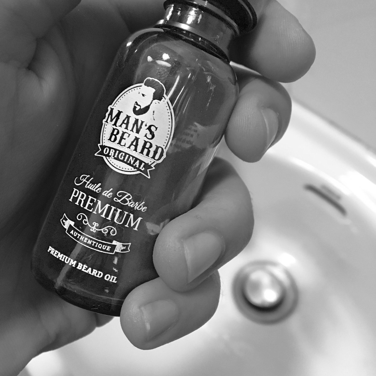 Mans_Beard's tweet photo. Prochainement : votre barbe exigera le meilleur. #huiledebarbe #premium #mansbeard #beard https://t.co/5KH5ONsa6c