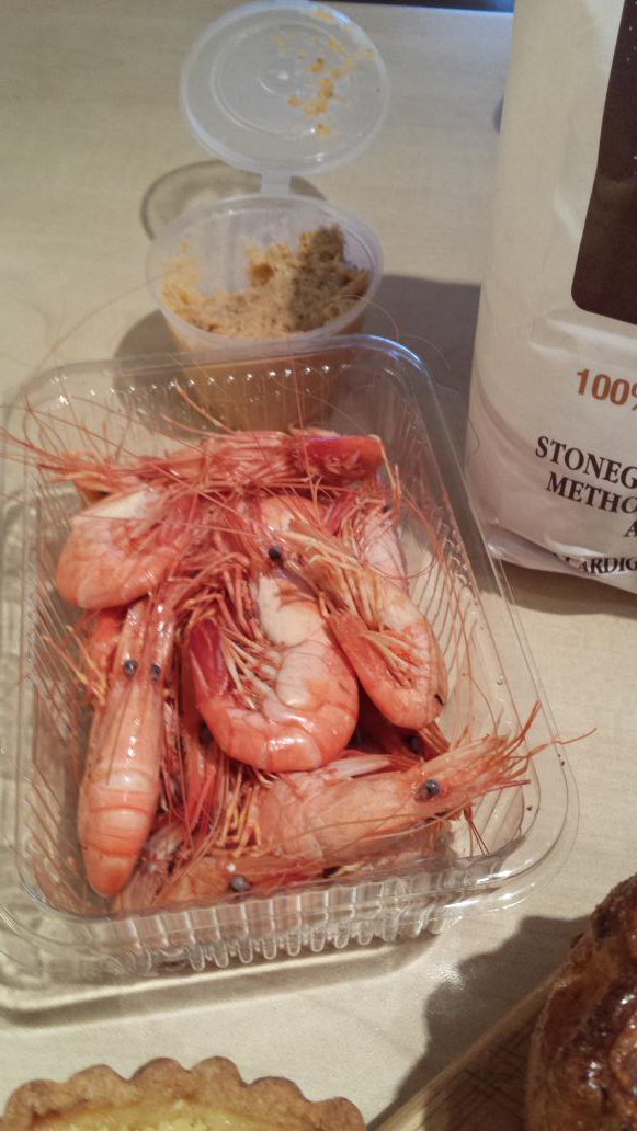 ChampagneGuruUK's tweet photo. Fresh prawns &amp; crab @CardiganBayFish #speltbread &amp; flour #Y Felin &amp; pies all at todays @StDogsMarket supper sorted! https://t.co/I0tXZHTKtY