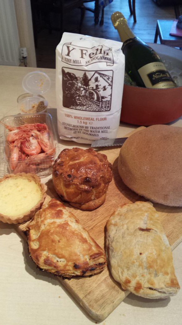 ChampagneGuruUK's tweet photo. Fresh prawns &amp; crab @CardiganBayFish #speltbread &amp; flour #Y Felin &amp; pies all at todays @StDogsMarket supper sorted! https://t.co/I0tXZHTKtY