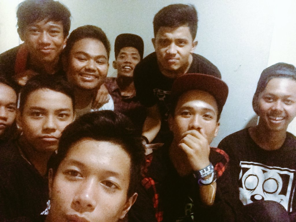 LastGoal_ID's tweet photo. :) COOLKIDS &amp; @gubuk_id terima kasih buat surprisenya guys!!!!! https://t.co/1Opua1r9vj