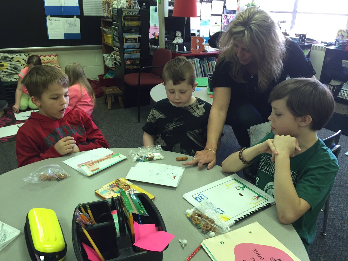 MrsHorst4th's tweet photo. We shared our informational books and Tasty Tuesday with @Rbauserman11 class. @MorrishDragons https://t.co/7ShqDBNTZC