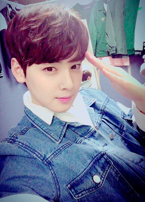 [#아스트로] 잠시 후 1시부터 아스트로 #차은우 가 출연하는 #뮤비뱅크 가 방송됩니다! 뮤비자키 은우와 함께하는 #HappyEunWooDay 0330💕 뮤비뱅크 보고~ 은우 생일도 많이 축하해주세요!🎂🎁🎉🎊