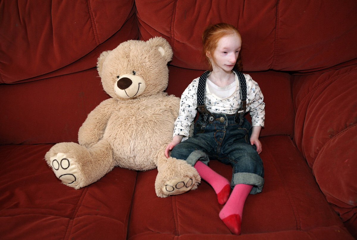 めはこんらんしている！ on Twitter "世界一小さい女の子シャーロット・ガーサイドちゃん クェンティン・ブレイクの描く子どもみたいで