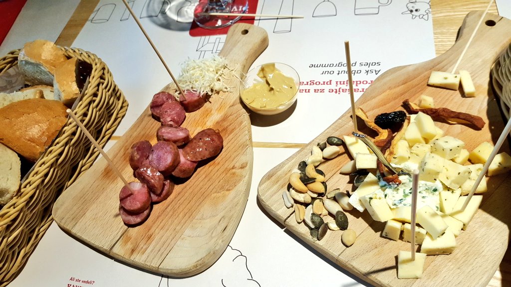 PivnicaUnion's tweet photo. Na mizo so prišle okrepitve. #renons ni več osamljen ;) #degustacija #pivnicaunion https://t.co/JysZbNhpQb