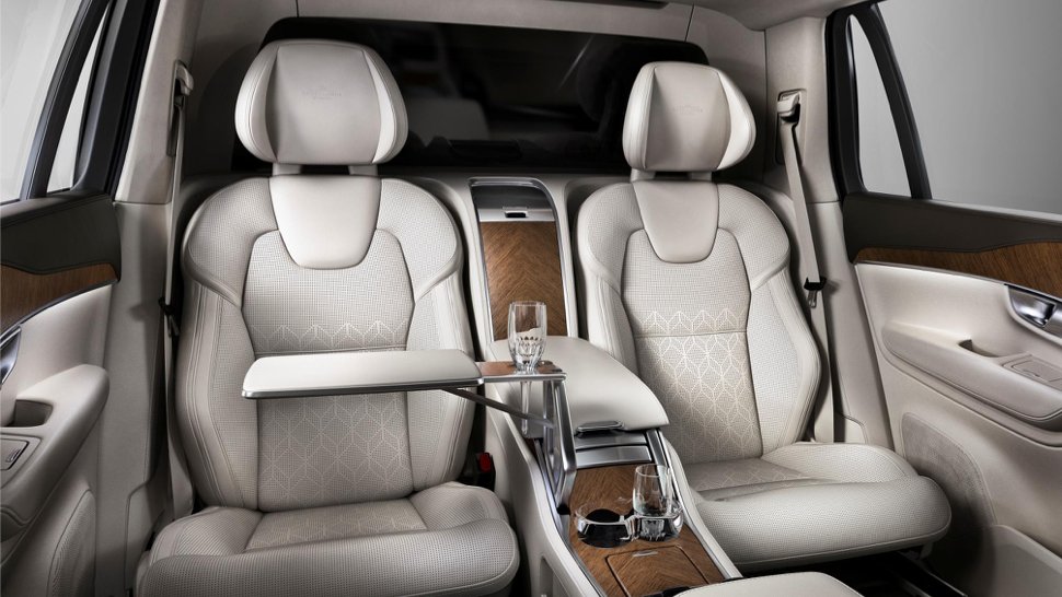 Dagens quiz: Er det en privatjet eller en Volvo? blog.bilbasen.dk/er-det-en-priv… #dkbil #bilbasen