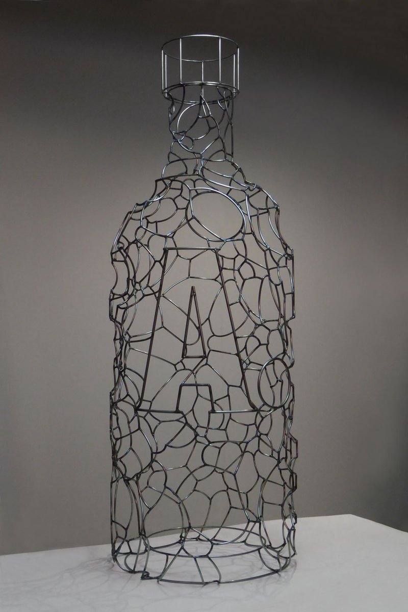 graffica_info's tweet photo. #ARTE / #Absoluticon, 10 reinterpretaciones artísticas de la icónica botella https://t.co/OQ0Kt3XOnr https://t.co/fm8kMf5jNY
