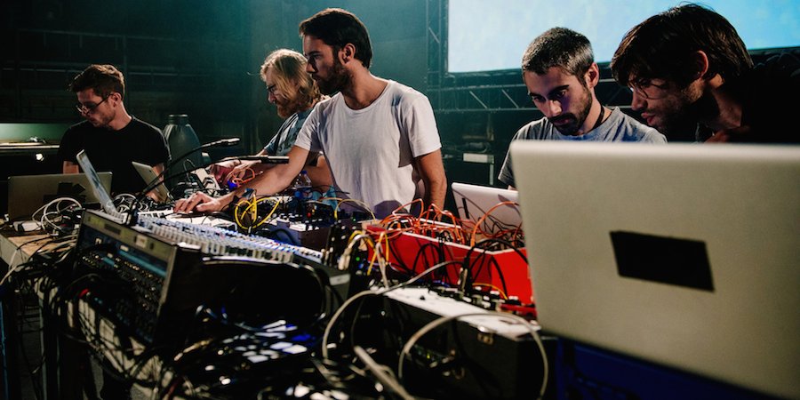 LaMachineParis's tweet photo. Le 16/04 : @SNTWN - Voices From The Lake &amp; DSCRD live. 3 heures chacun, pas de jaloux. 
https://t.co/HHHPL8qU9g https://t.co/PB19fFwfKk