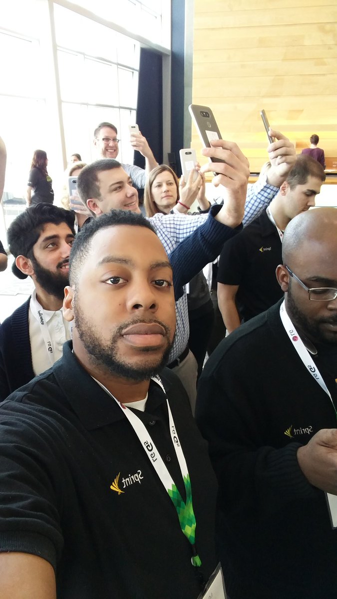 SprintGL941's tweet photo. Mass selfie #LGG5MN sell with lg https://t.co/TlEFELu8KF
