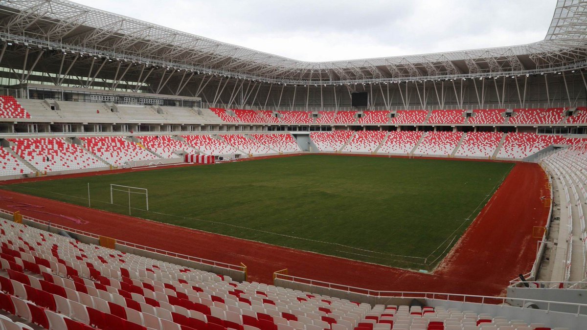 Türkiyənin daha bir yeni stadionu Sivasda açılır (qalereya)