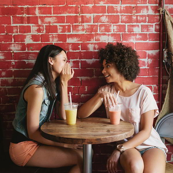 Catch on with friends. Catch on with friends. Интервью с кофе. Общительная девушка. Фото компании друзей.