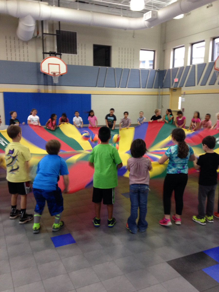 Parachute! Great activity to develop cooperation and teamwork!#collectivegreatness #everychild
