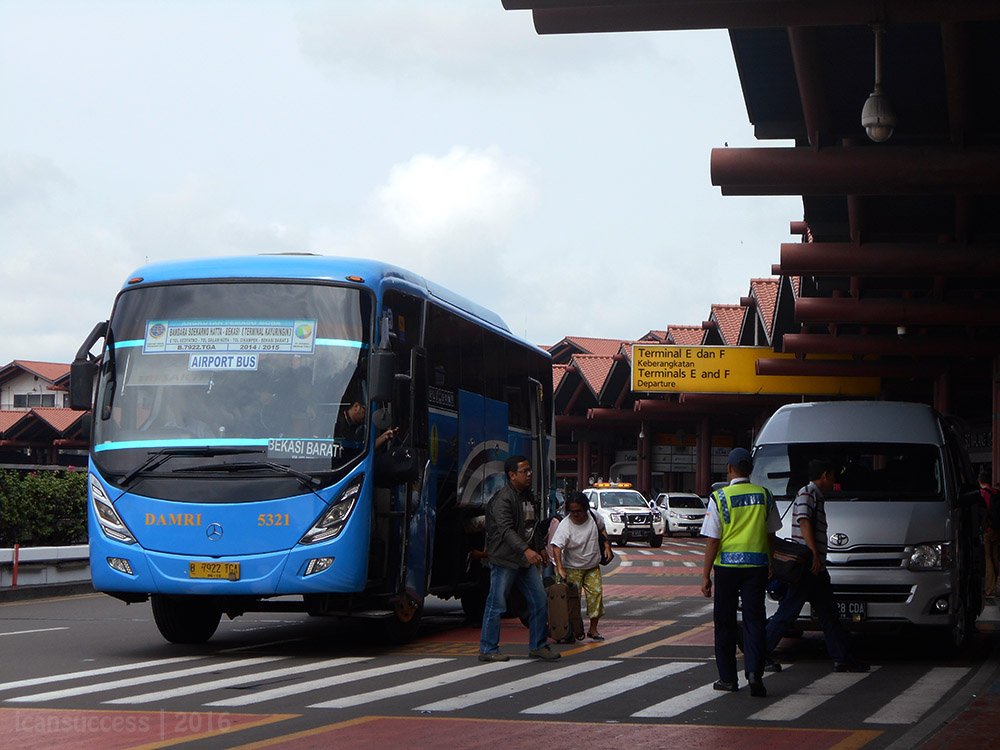 icansuccess_'s tweet photo. @SukaFotoBis @haltebuscom DAMRI 5321 @Terminal 2 Soetta #MercedesBenzBusUntukSemua #PotretBusIndonesia #IIBT2016 https://t.co/uiAxp70Z48