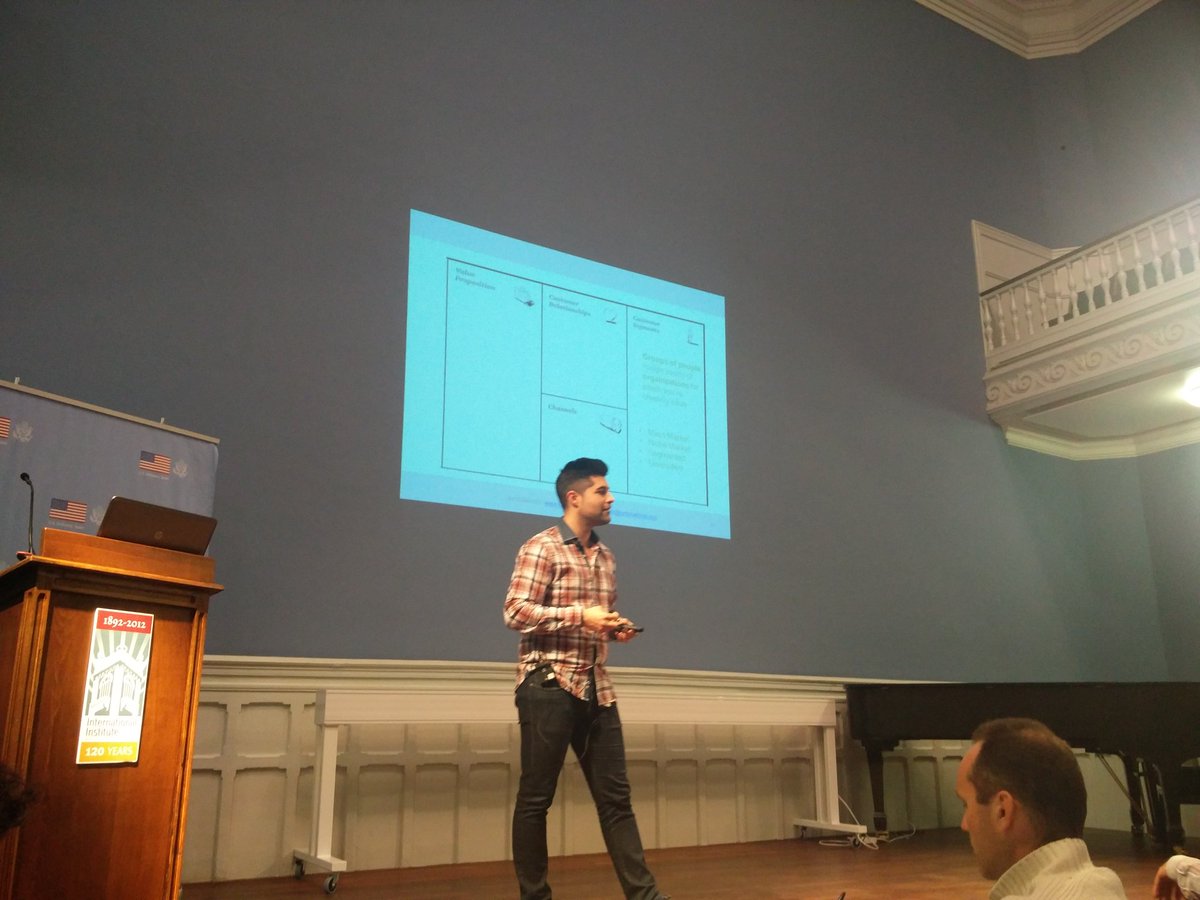 Un lujo la presentación de Javier García sobre el Business Model Canvas en el Workshop de <a href="/JuntoSalimos/">JuntoSalimos</a>