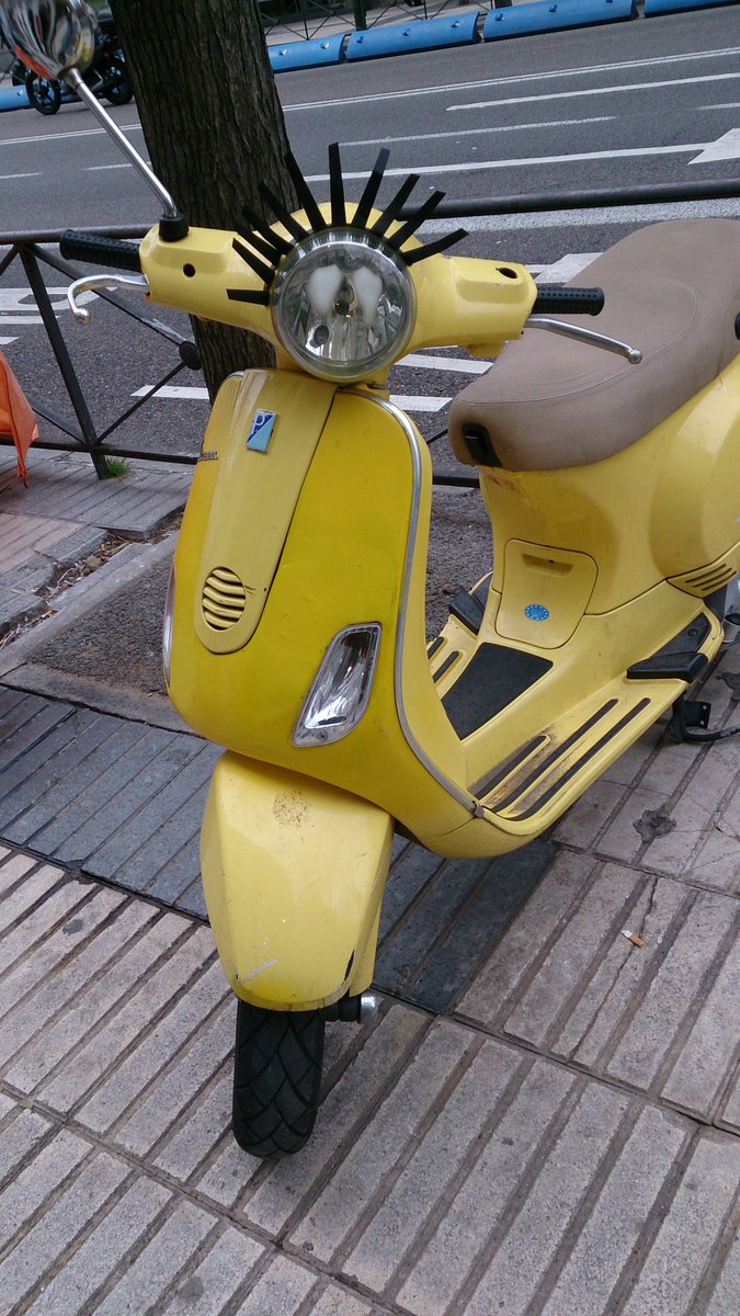 JMoralesDJ's tweet photo. El efecto #Minions se hace notar, hay #gente que #tunea su #moto #Vespa, todo se contagia #danger #minionrush https://t.co/27hhiJhNea