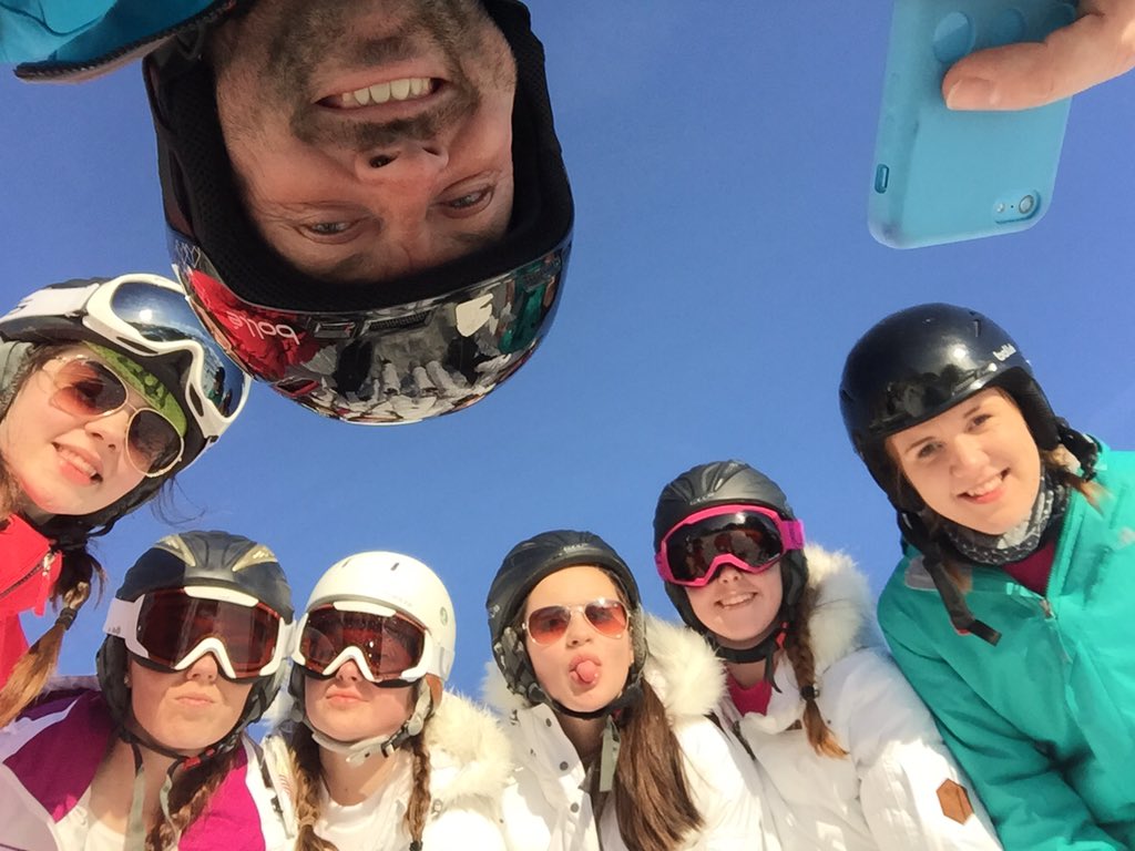 MissKWalkerPE's tweet photo. Selfie with Mr Evans #mhaskitrip https://t.co/O47NoZqRd5